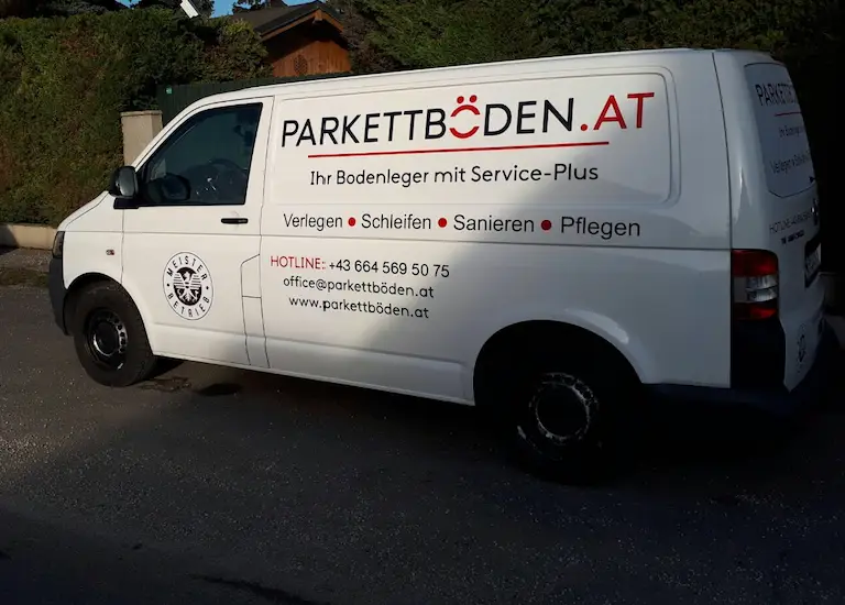 Firmenwagen von Parkettböden.at mit der Aufschrift Verlegen, Schleifen, Sanieren, Pflegen