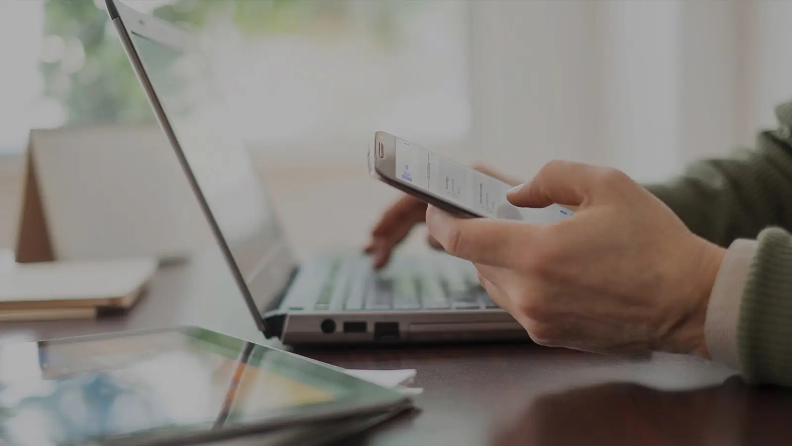 Anfrage wird am Schreibtisch über Laptop und Telefon gestellt