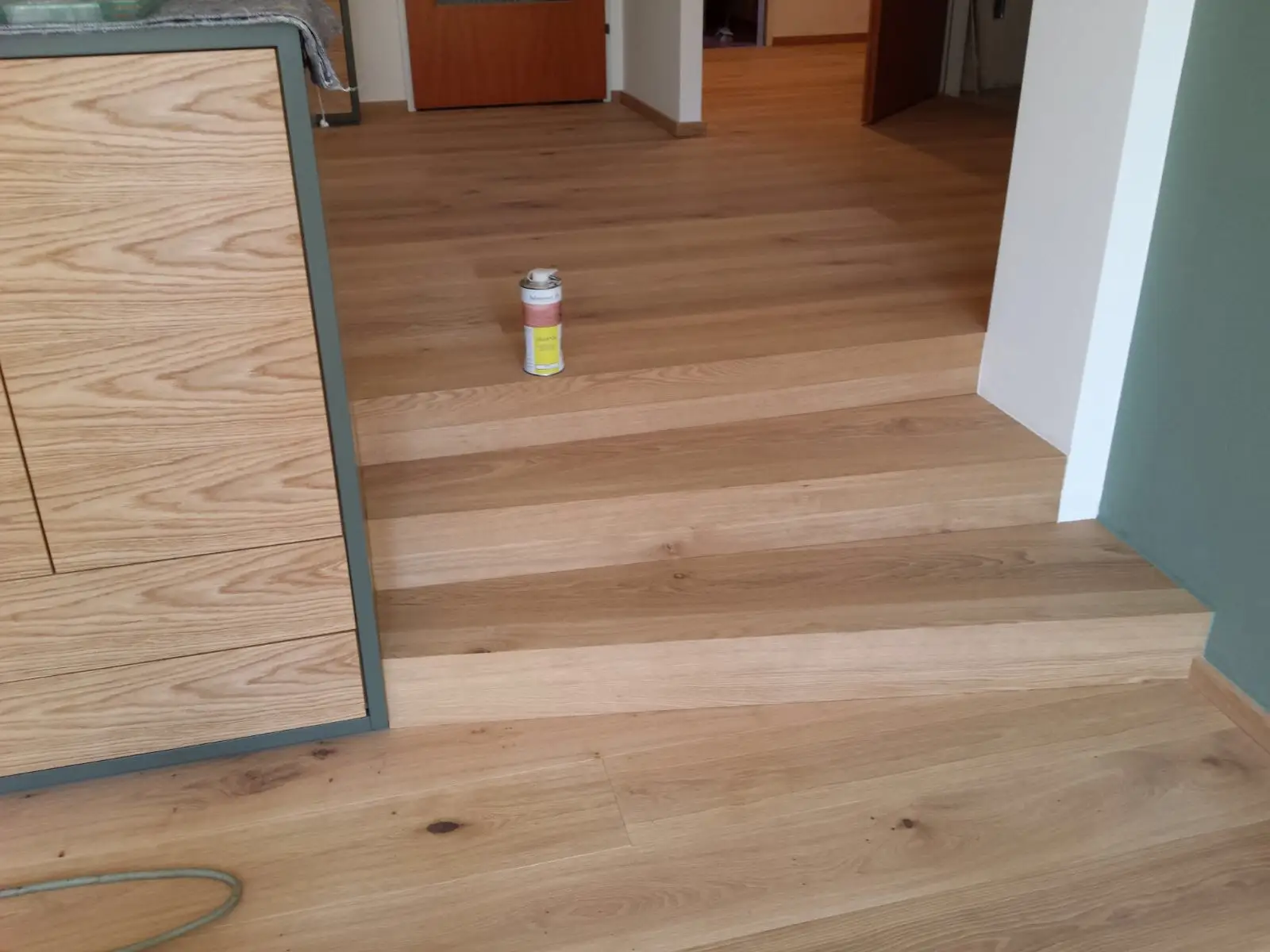 Mit Holz verkleidete Treppenstufen in einem Wohnraum