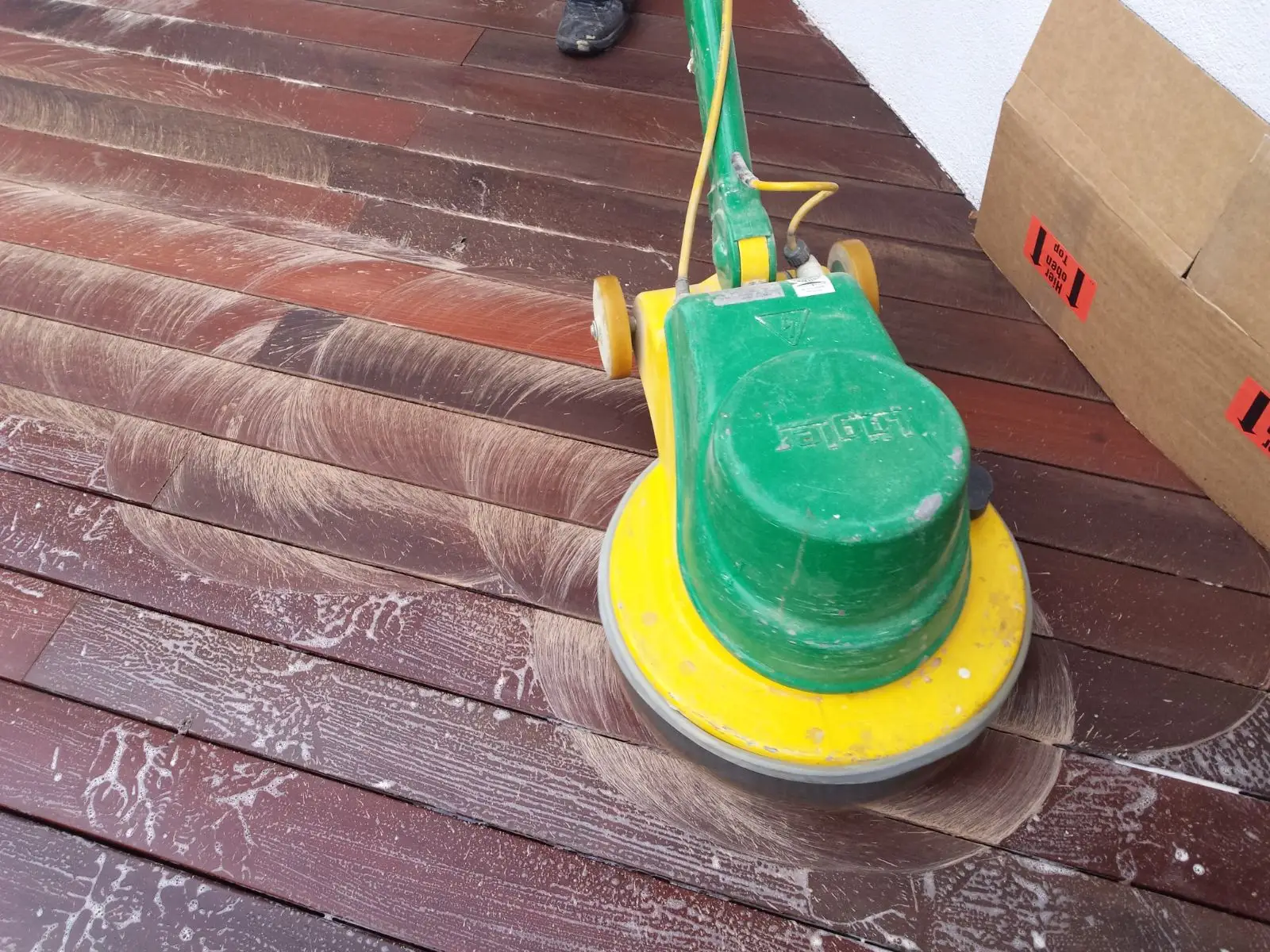 Terrassendielen aus Holz werden im Freien verlegt