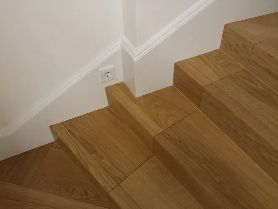 Fertig verlegte Holztreppe mit hellen Stufen