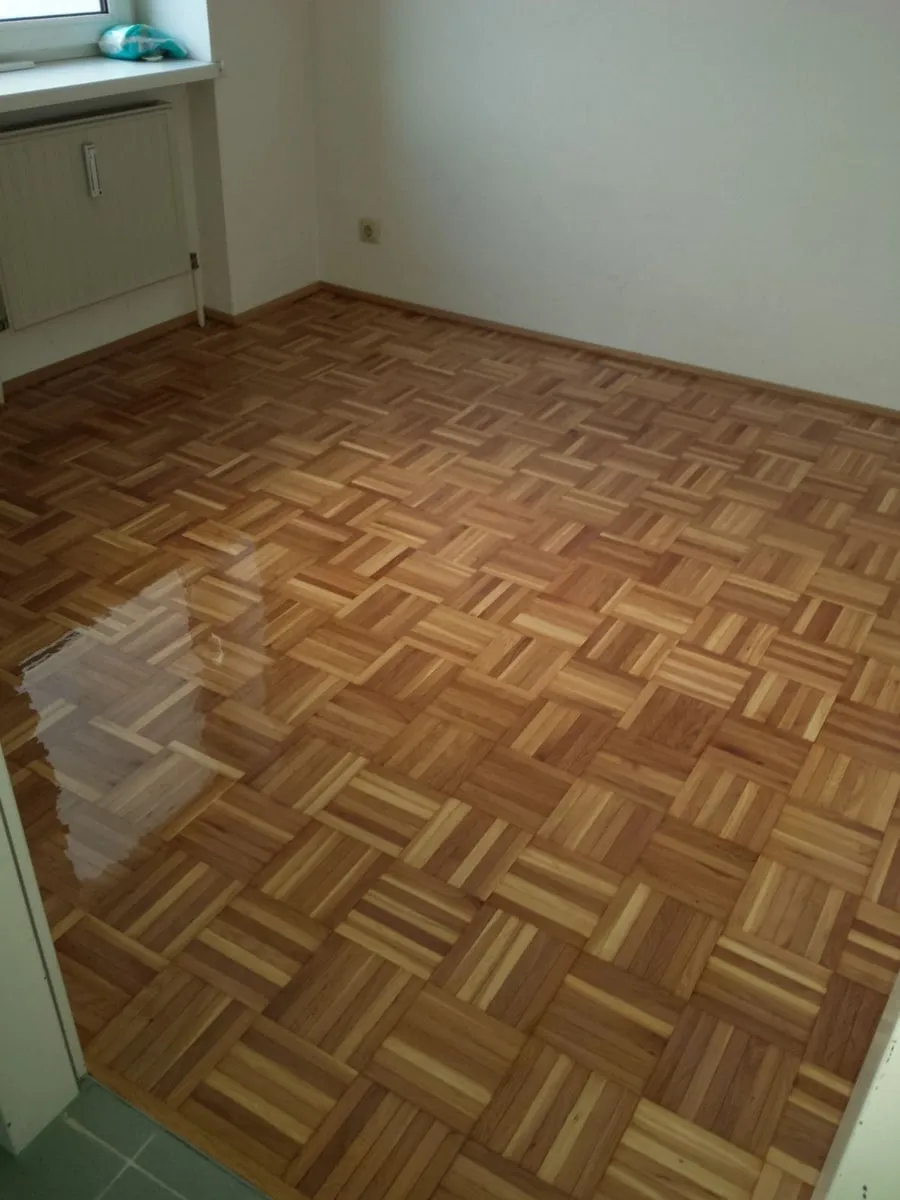 Fischgrätparkett in einem leeren Altbauzimmer