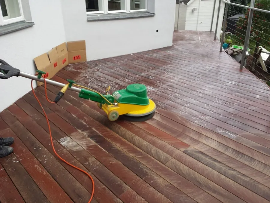 Terrassendielen werden mit einer Poliermaschine bearbeitet