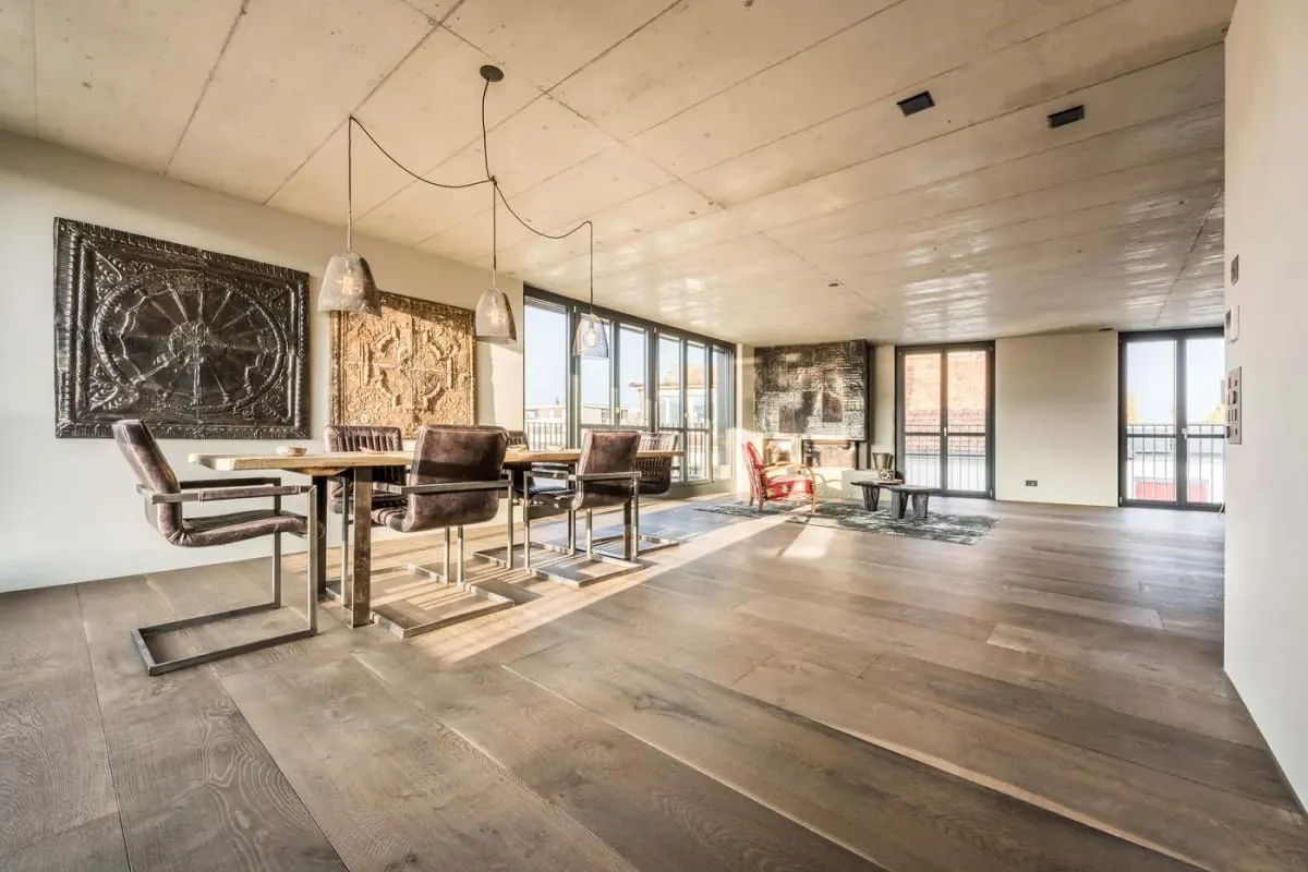 Landhausdielen von Woodbase mit Esstisch, Stühlen und Kamin