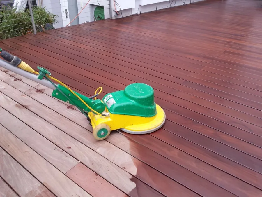 Dunkelrot geölte Terrassendielen nach der Bearbeitung
