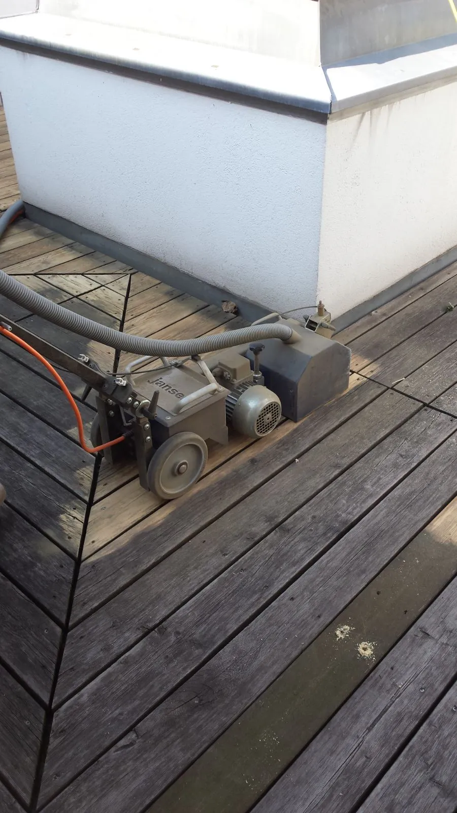 Terrassengeländer und frisch bearbeitete Dielen
