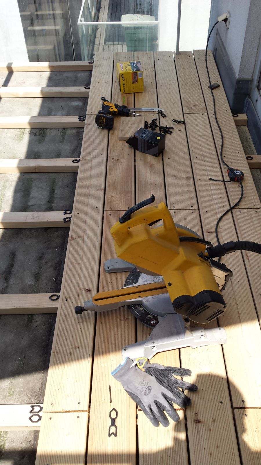 Terrassendielen aus Holz werden verlegt
