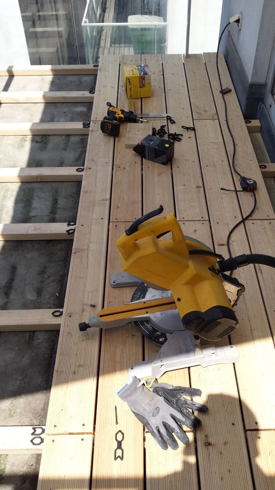 Terrassendielen aus Holz werden verlegt