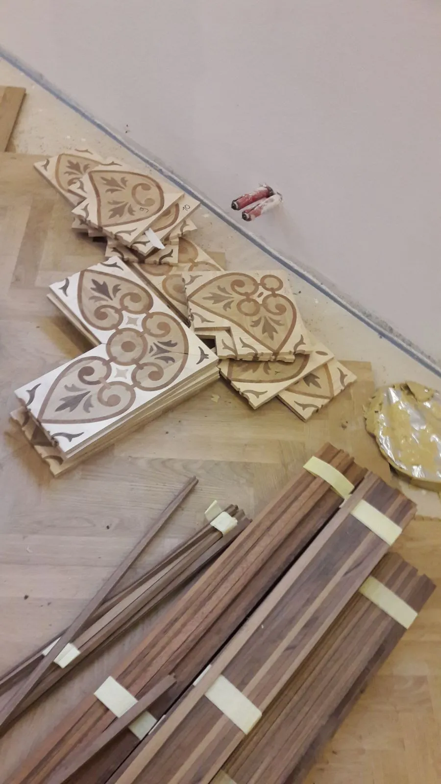 Vorbereitetes Verlegematerial in einem leeren Raum