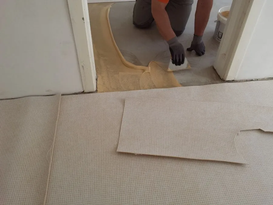 Zuschnitt von Verlegeplatten im Türbereich