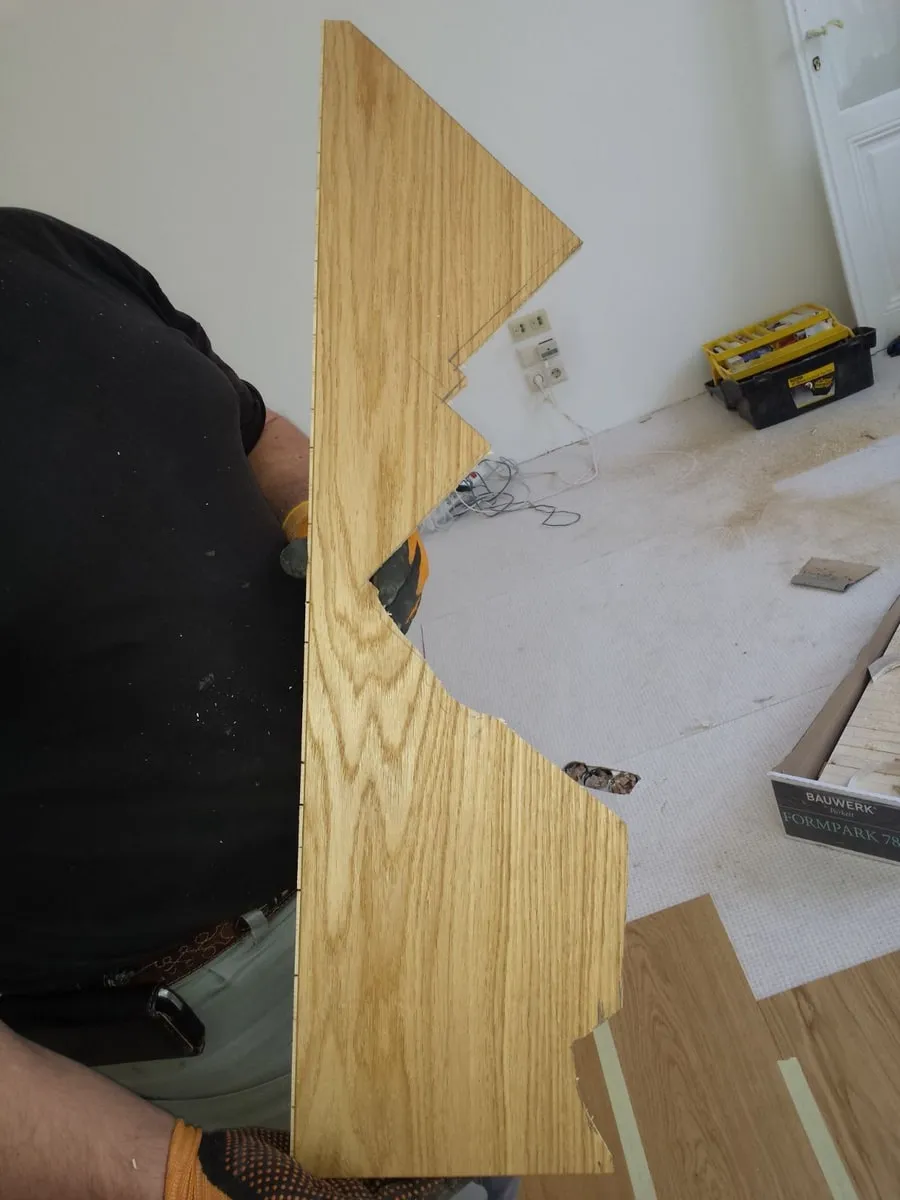 Handwerker verlegt eine Dämmunterlage