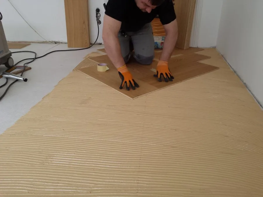 Handwerker legt eine Dämmunterlage aus