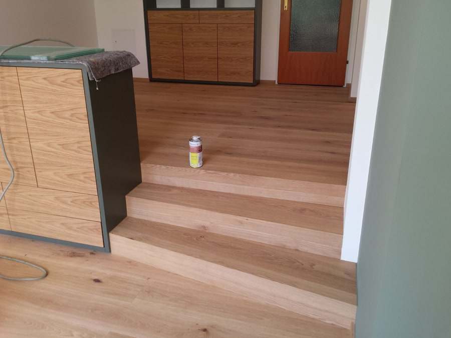 Mit Holz verkleidete Treppenstufen in einem Wohnraum