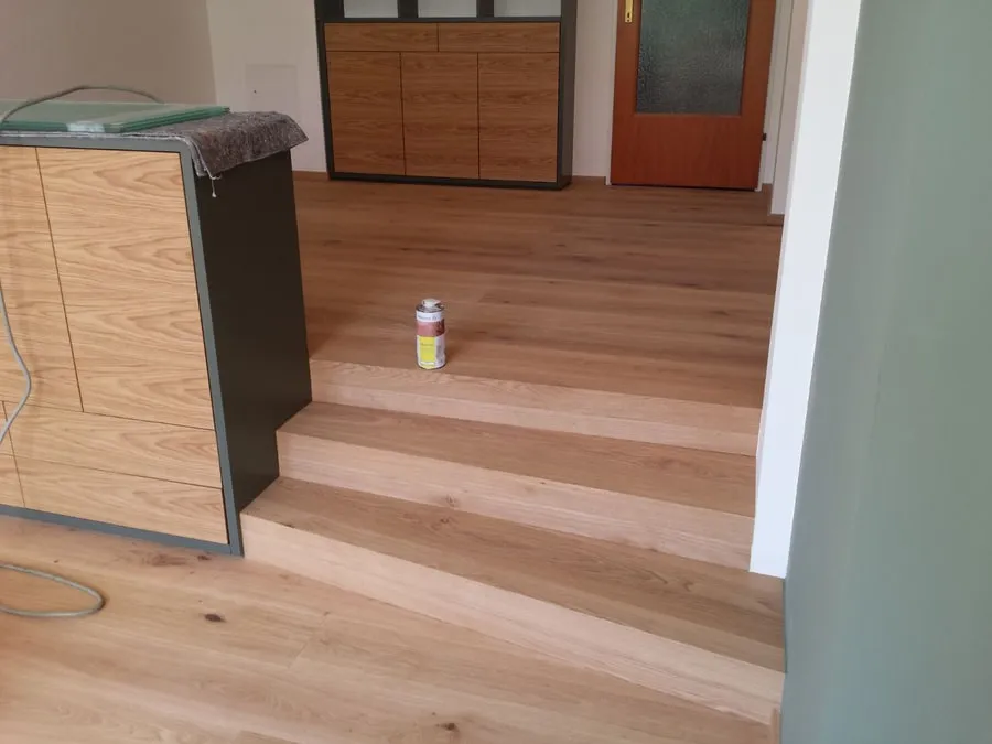 Mit Holz verkleidete Treppenstufen in einem Wohnraum