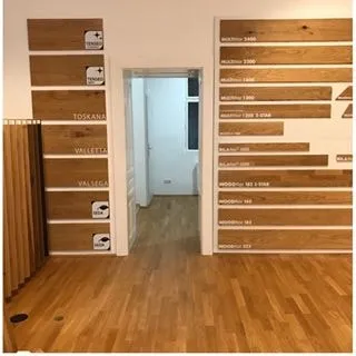 Regalwand mit Parkettmustern neben einer offenen Tür