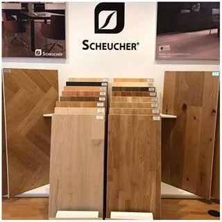 Musterständer mit Fischgrätparkett vor einer Herstellertafel
