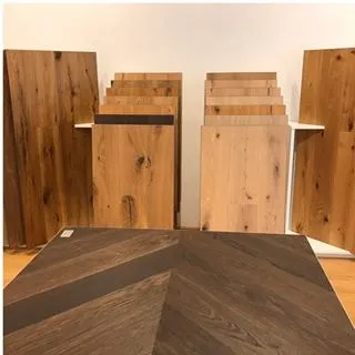 Aufgestellte Muster in Eiche und dunklem Holz